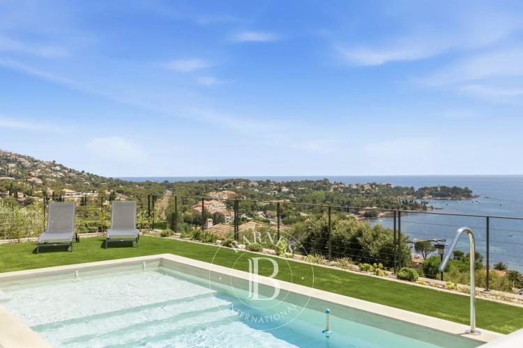 SAINT-RAPHAËL - VILLA CONTEMPORAINE - VUE MER PANORAMIQUE