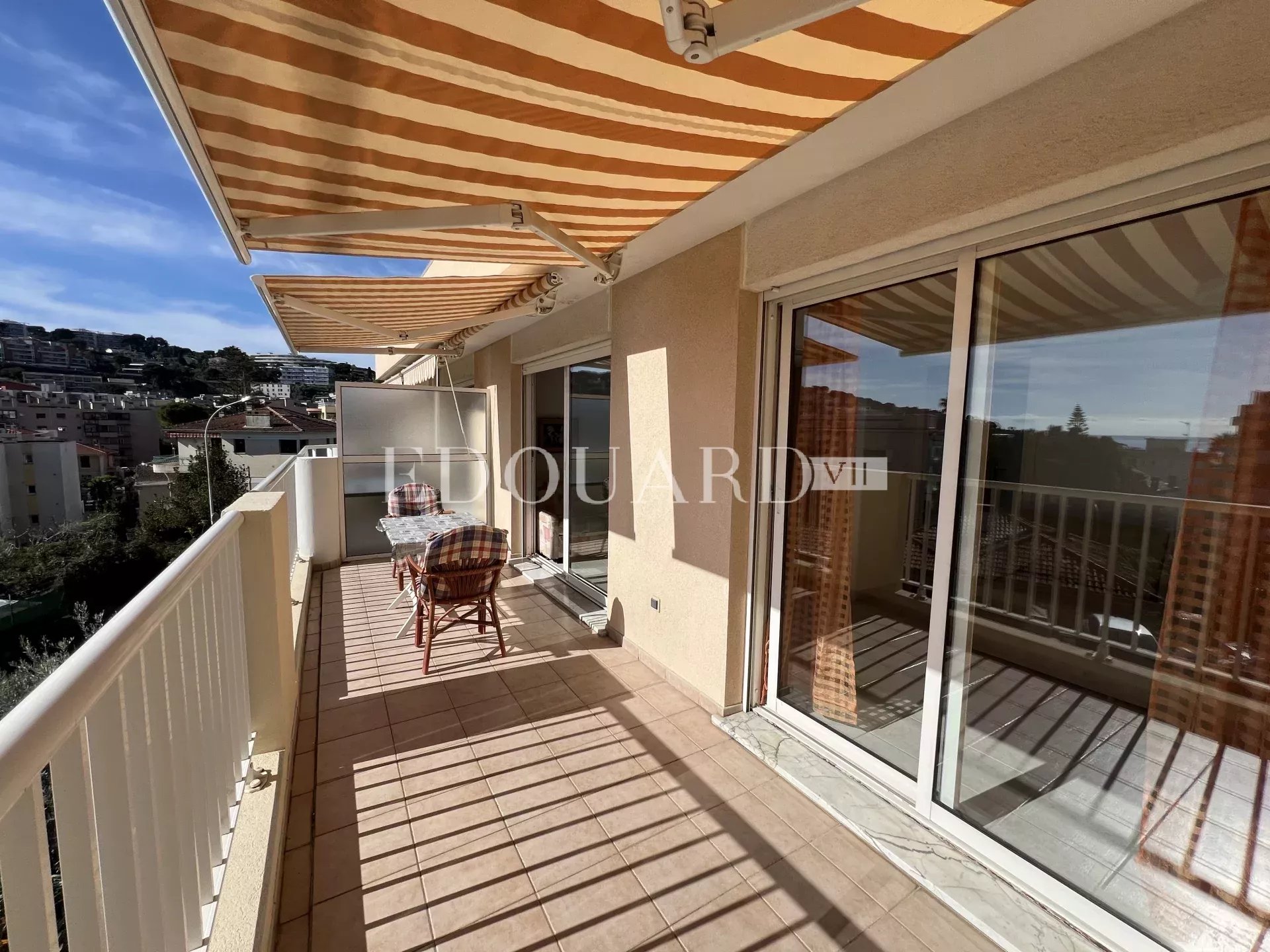 En exclusivité deux pièces en dernier étage avec spacieuse terrasse, cave et parking, à quelques pas des plages