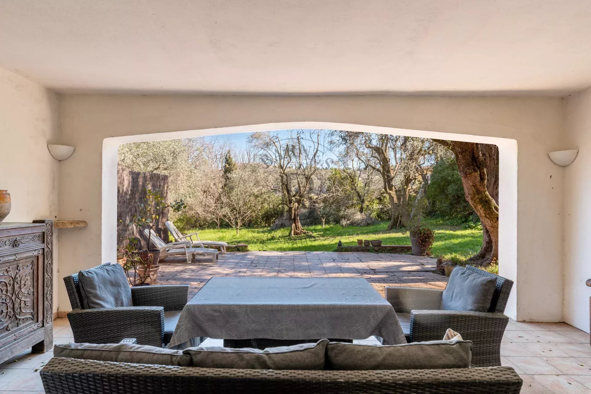 MOUGINS – PEYROUES – BELLE PROPRIÉTÉ À FORT POTENTIEL