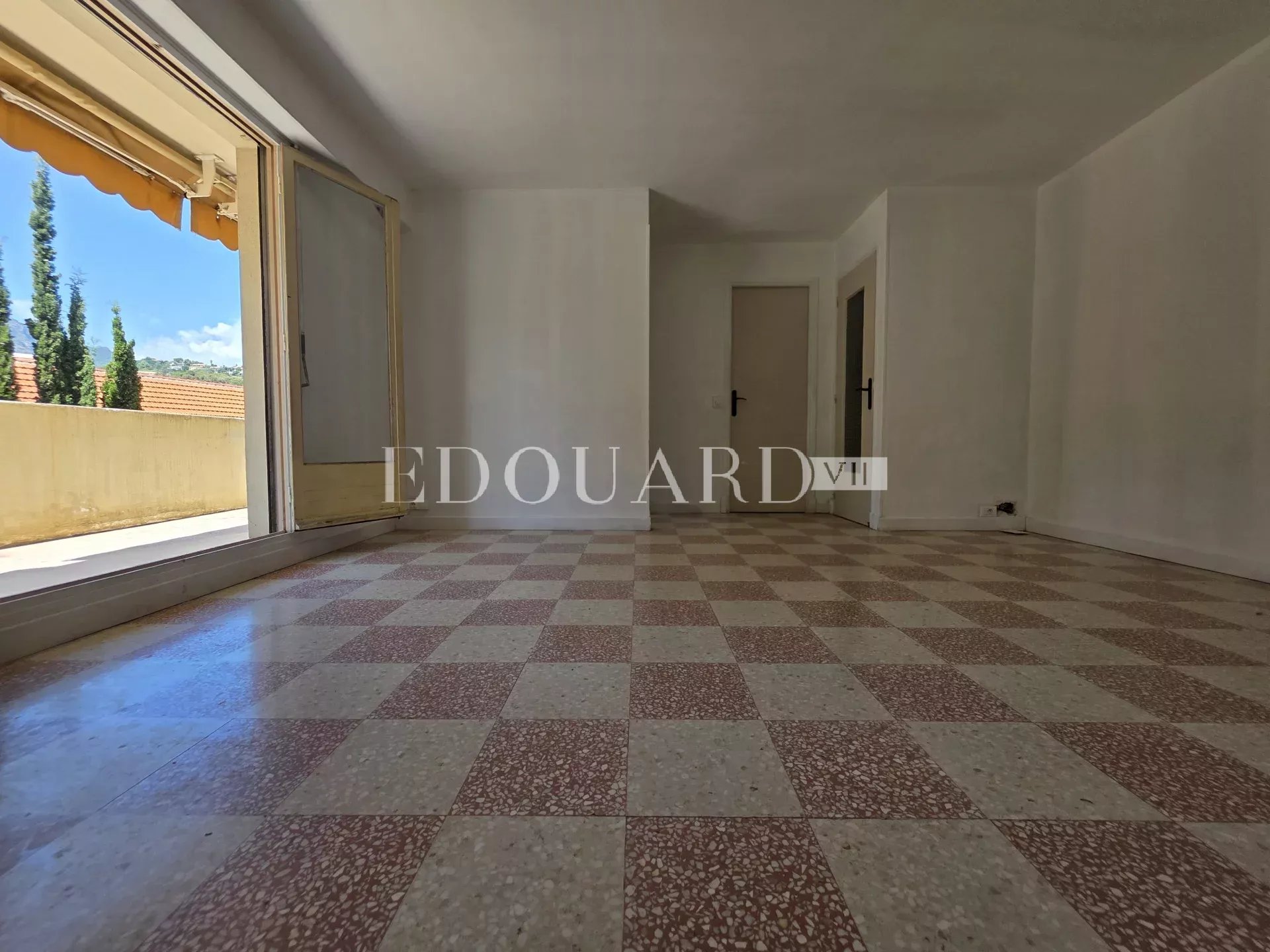 Deux pièces à rénover, avec grande terrasse et agréable vue dégagée, en plein centre de Carnolès