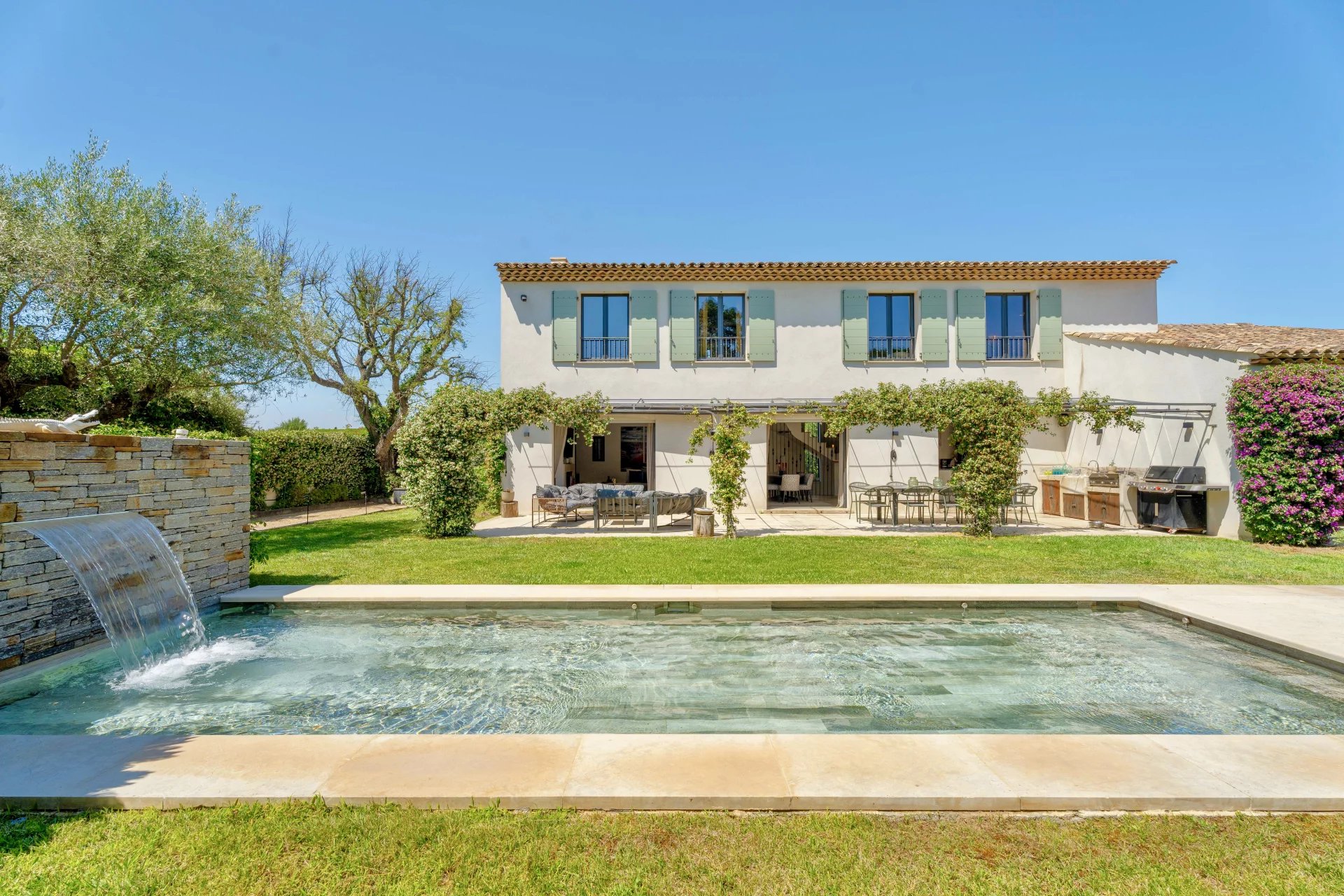 Villa récente à pied de la plage et proche du village de Saint-Tropez à vendre