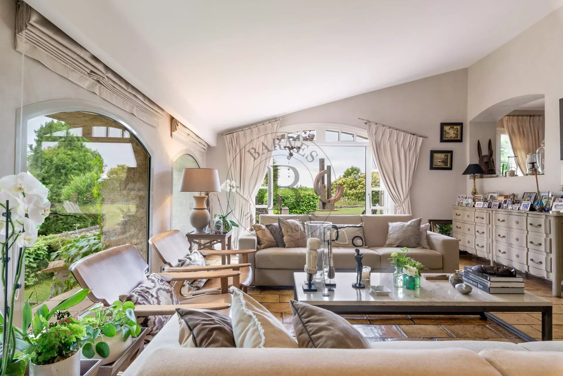 PROCHE MOUGINS - VILLA DE CHARME - AU CALME