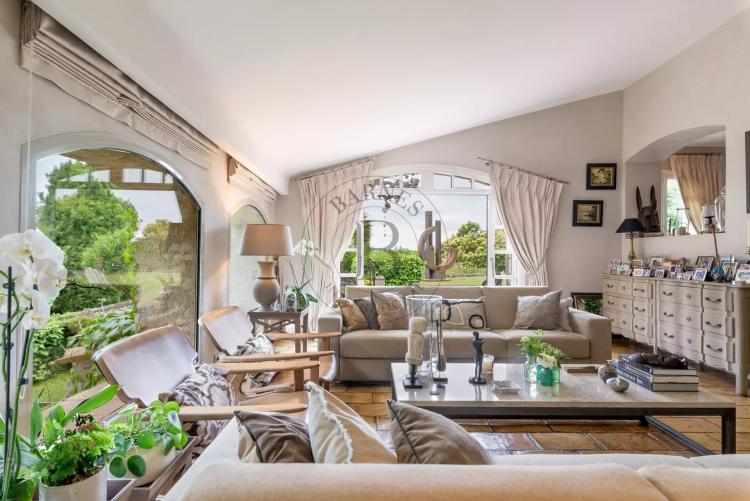 PROCHE MOUGINS - VILLA DE CHARME - AU CALME