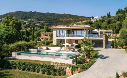 Villa d'exception avec vue mer dans le domaine privé de Beauvallon