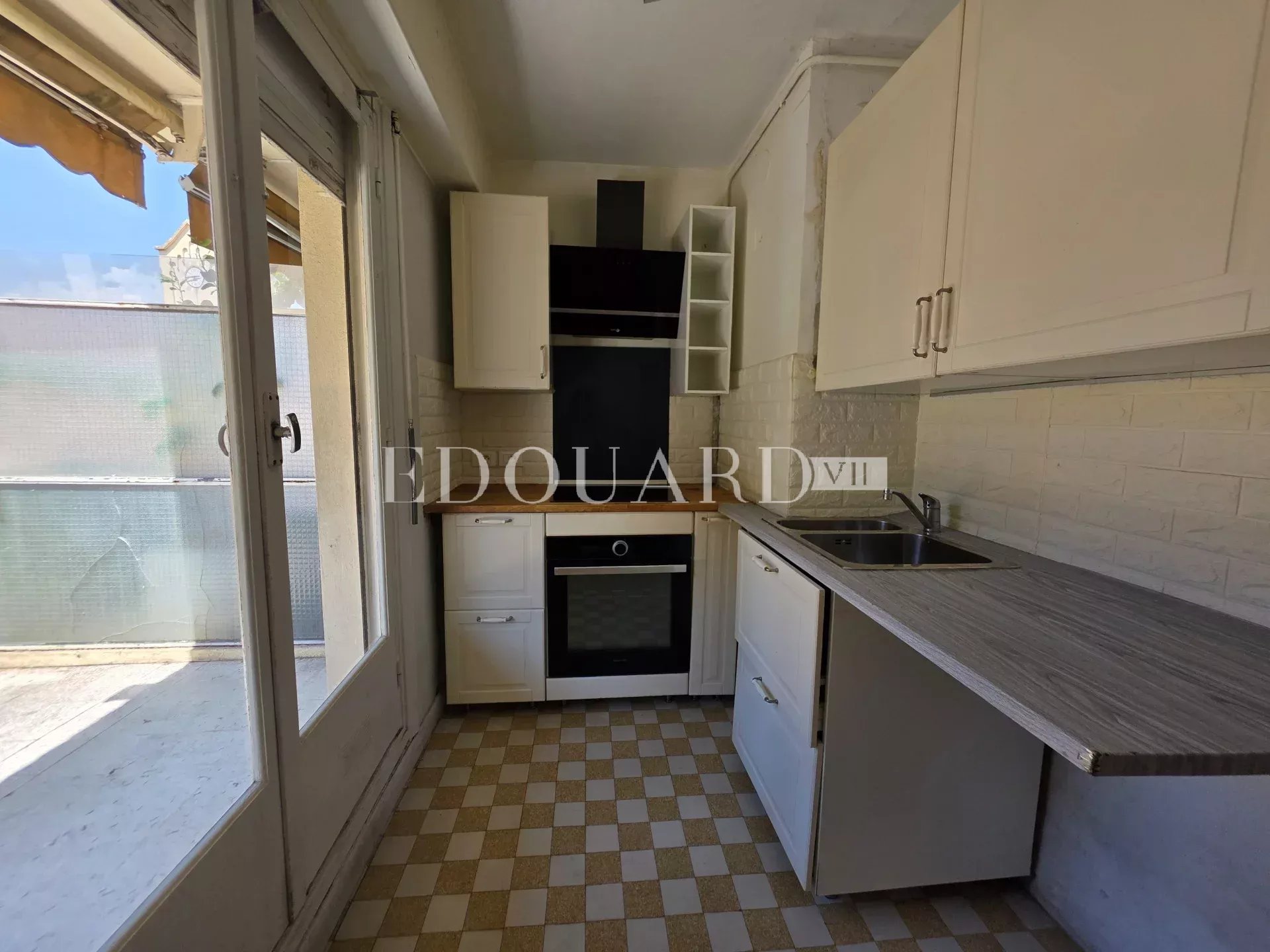 Deux pièces à rénover, avec grande terrasse et agréable vue dégagée, en plein centre de Carnolès