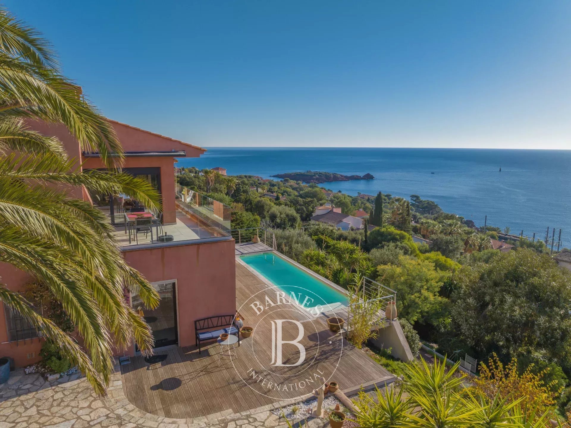 SAINT-RAPHAËL - VILLA RÉNOVÉE AVEC VUE MER PANORAMIQUE