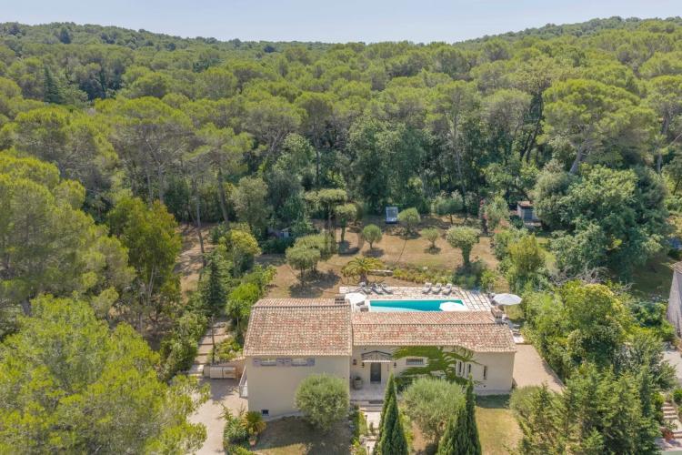 MOUGINS - VILLA DE CHARME - PROCHE DE L'ETANG