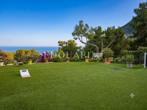 Rare sur la commune de Roquebrune Cap Martin, quatre pièces en bas de villa avec jardin, vue mer et parking