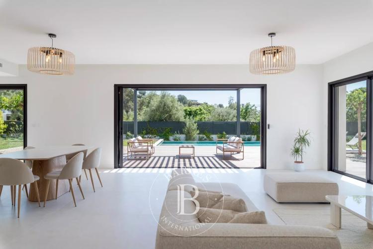 Roquefort-les-Pins - Quartier résidentiel très prisé au calme - Villa contemporaine neuve aux finitions haut de gamme