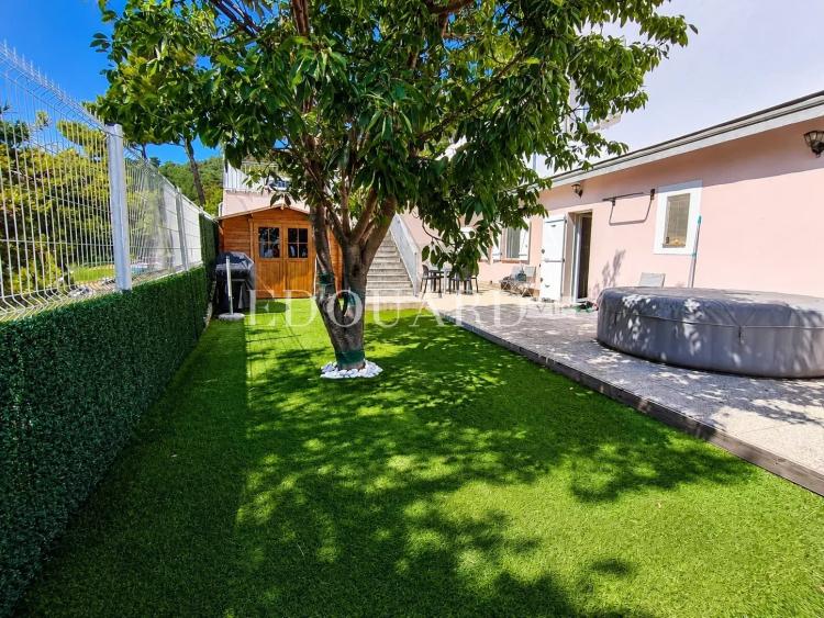 Rare sur la commune de Roquebrune Cap Martin, quatre pièces en bas de villa avec jardin, vue mer et parking
