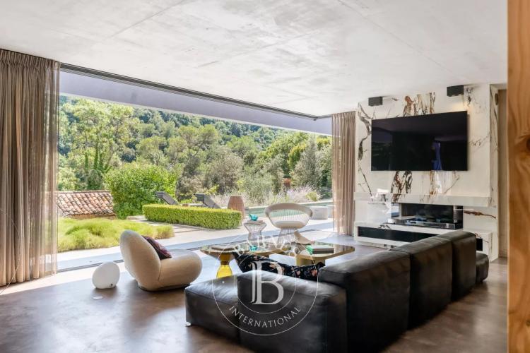 Valbonne, au pied du village, villa d'exception, piscine