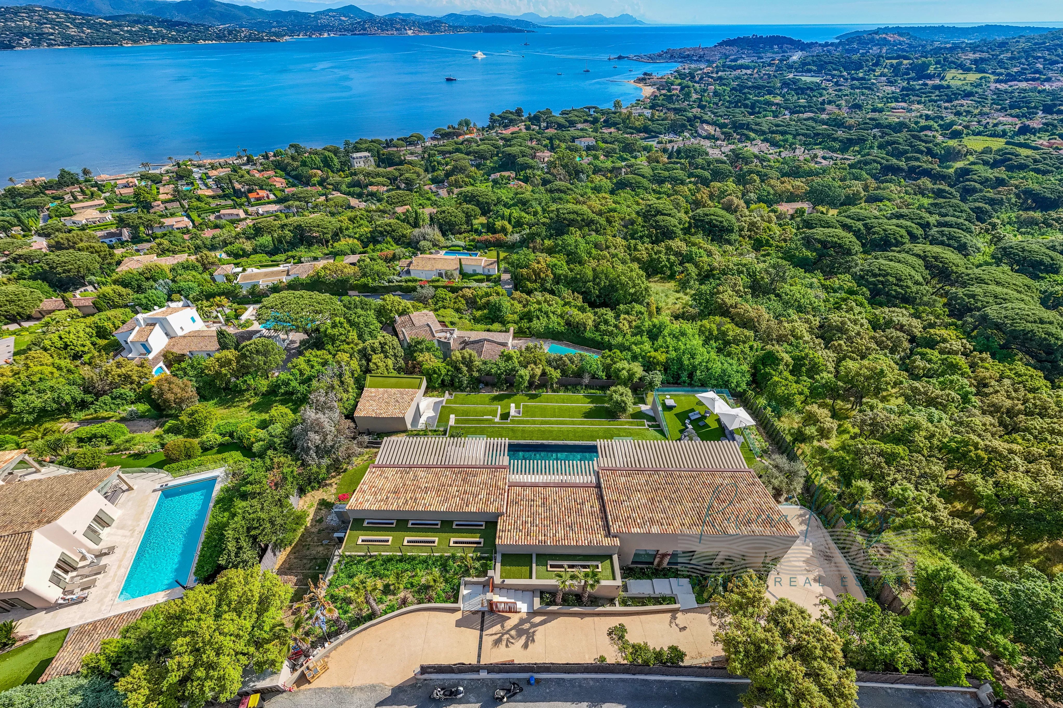 Villa contemporaine avec vue panoramique sur le Golfe de Saint-Tropez – Gassin