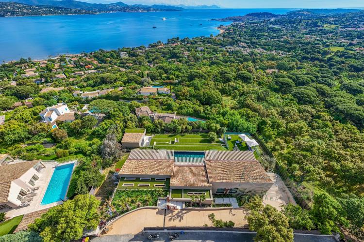 Villa contemporaine avec vue panoramique sur le Golfe de Saint-Tropez – Gassin