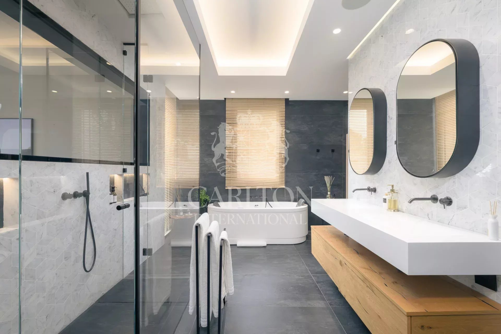 Villa contemporaine d’exception avec vue sur mer et deux piscines – Aux portes de Monaco