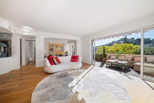 VILLEFRANCHE-SUR-MER — ÉLÉGANT DUPLEX AVEC VUE PANORAMIQUE DÉGAGÉE