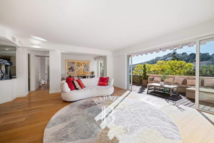 VILLEFRANCHE-SUR-MER — ÉLÉGANT DUPLEX AVEC VUE PANORAMIQUE DÉGAGÉE