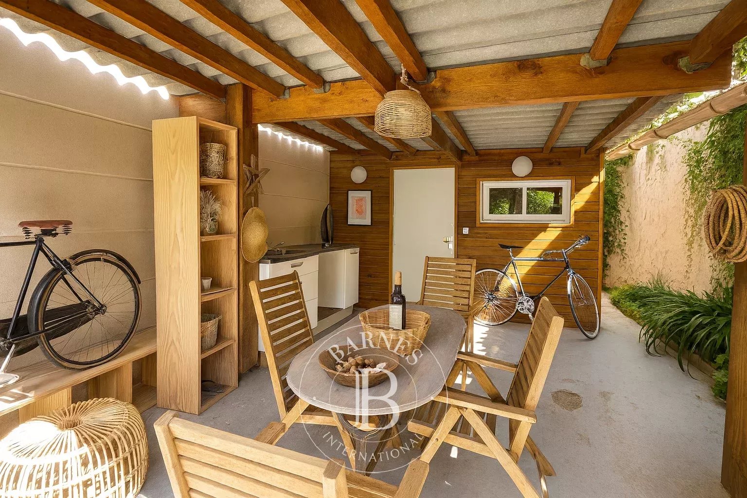 SAINT-JEAN-CAP-FERRAT – APPARTEMENT EN DERNIER ÉTAGE AVEC APERÇU MER ET JARDIN PRIVATIF