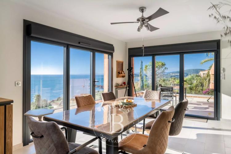 SAINT-RAPHAËL - VILLA RÉNOVÉE AVEC VUE MER PANORAMIQUE