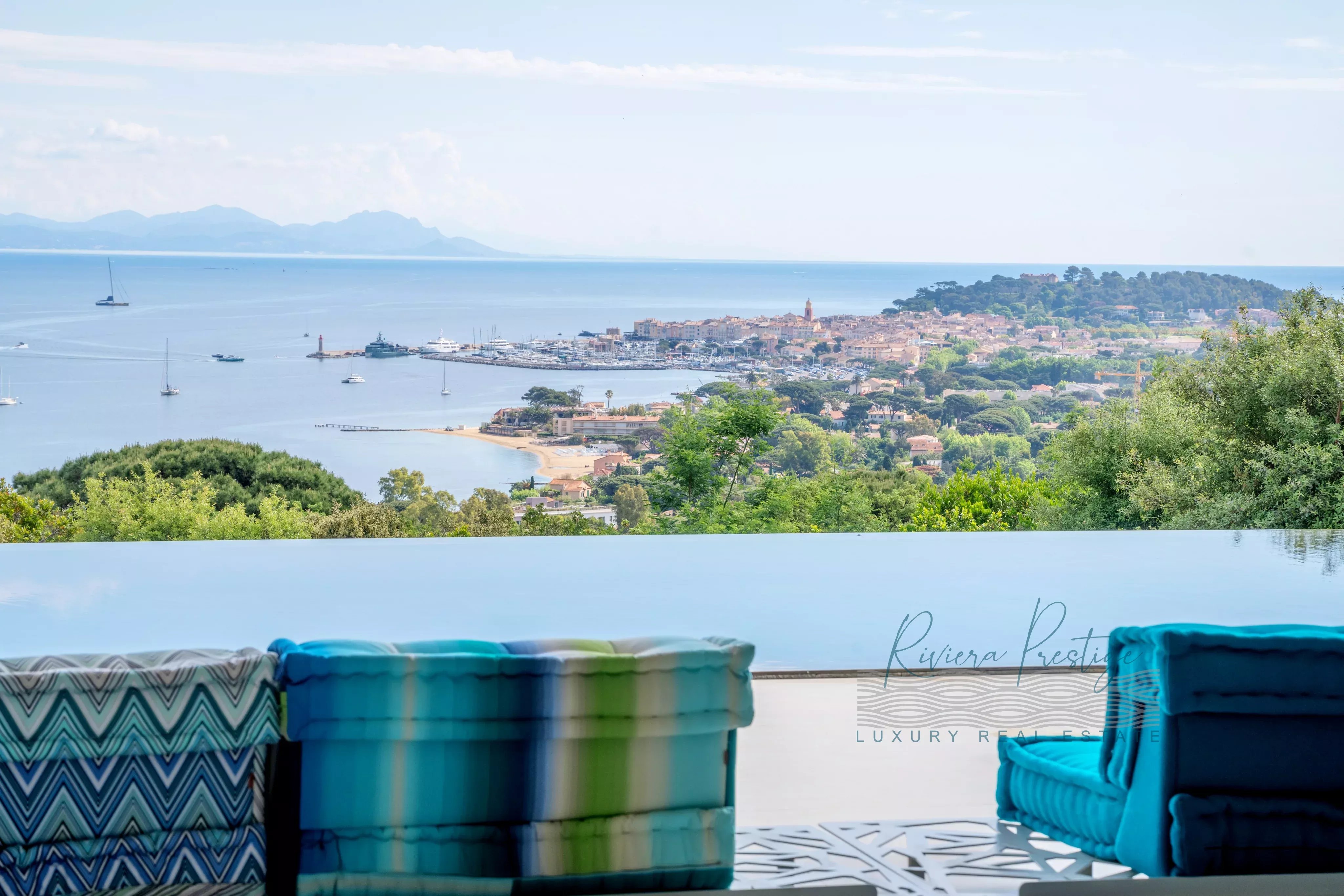 Villa contemporaine avec vue panoramique sur le Golfe de Saint-Tropez – Gassin