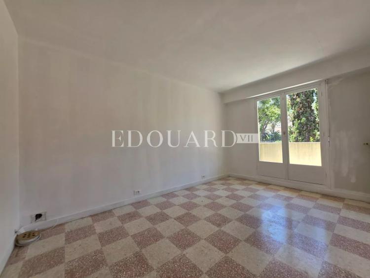 Deux pièces à rénover, avec grande terrasse et agréable vue dégagée, en plein centre de Carnolès