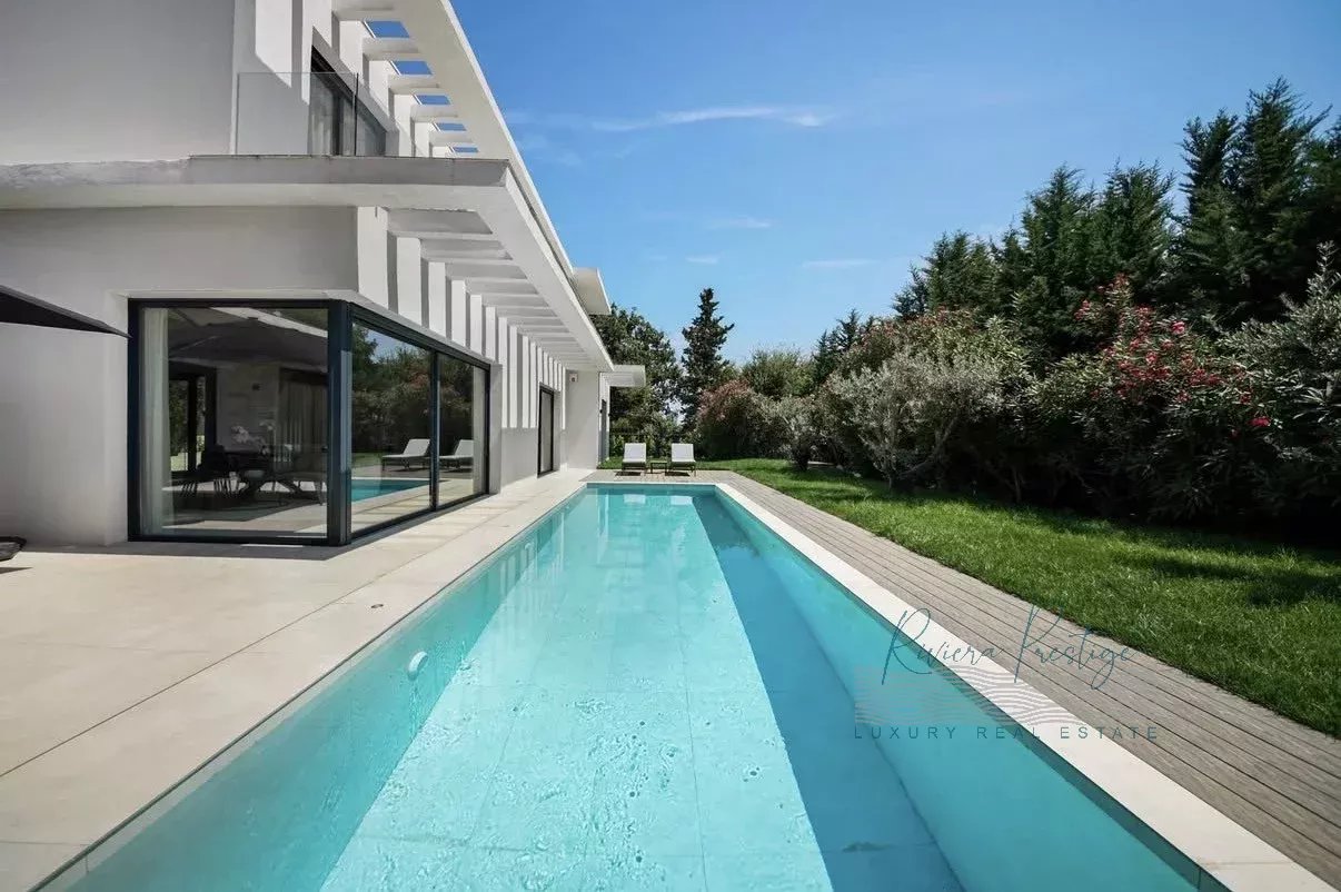 Élégante Villa à Mougins avec Piscine et Jardin Verdoyant