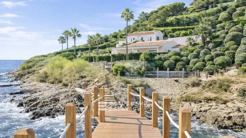 Villa pieds dans l’eau au coeur des Parcs de Saint-Tropez