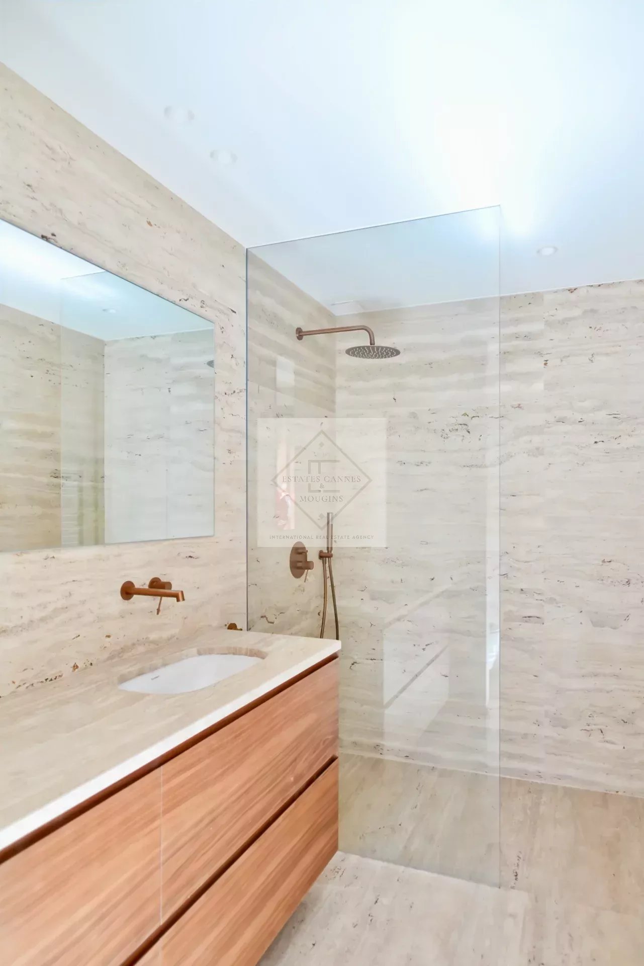 Villa neuve contemporaine de plain-pied dans un domaine de prestige à Mougins