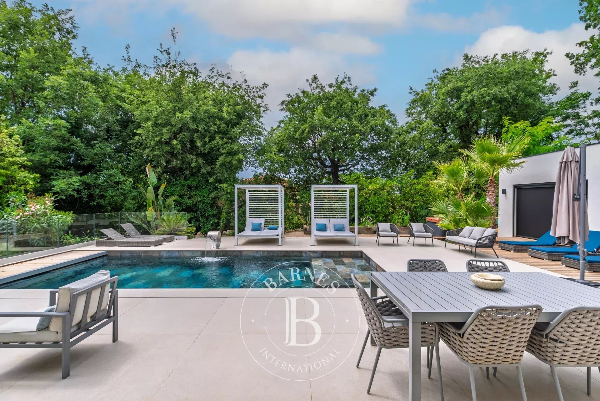 5mn de Valbonne - Magnifique maison contemporaine – 5 chambres – Domotique – Piscine – Studio indépendant