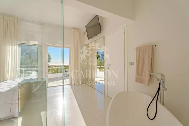 Villa contemporaine avec vue mer panoramique à Èze Bord de Mer