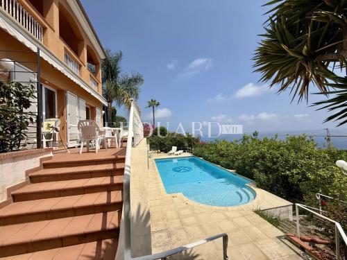 Dans un domaine privé et sécurisé, à vendre villa de prestige avec vue panoramique sur la Principauté de Monaco