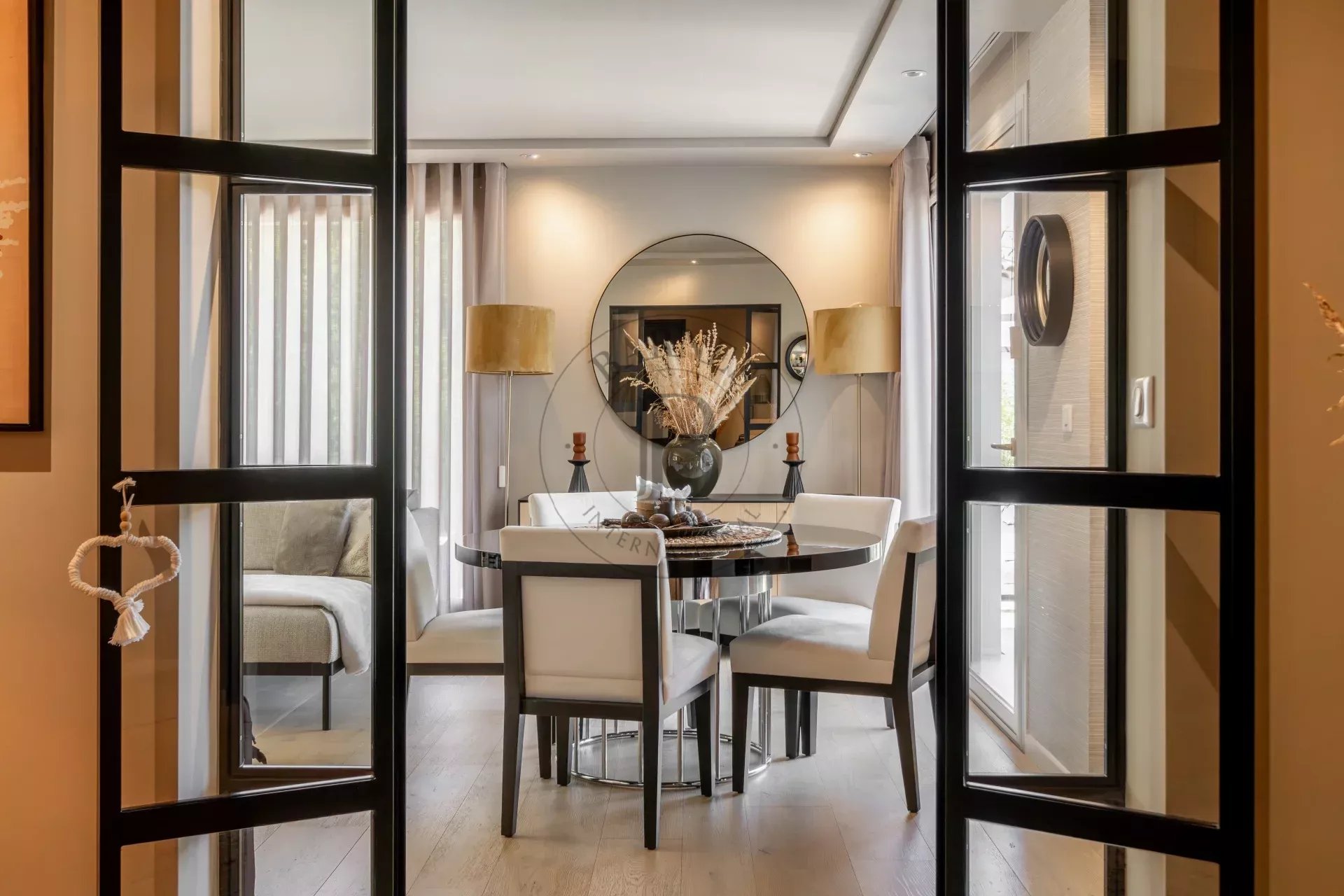 MOUGINS - VILLA DOMAINE FERME A PIED DES COMMERCES
