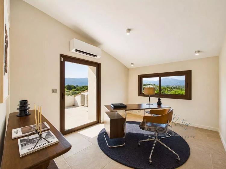 VILLA DE CHARME AVEC VUE DANS LE SECTEUR RÉSIDENTIEL DE CASTELLARAS