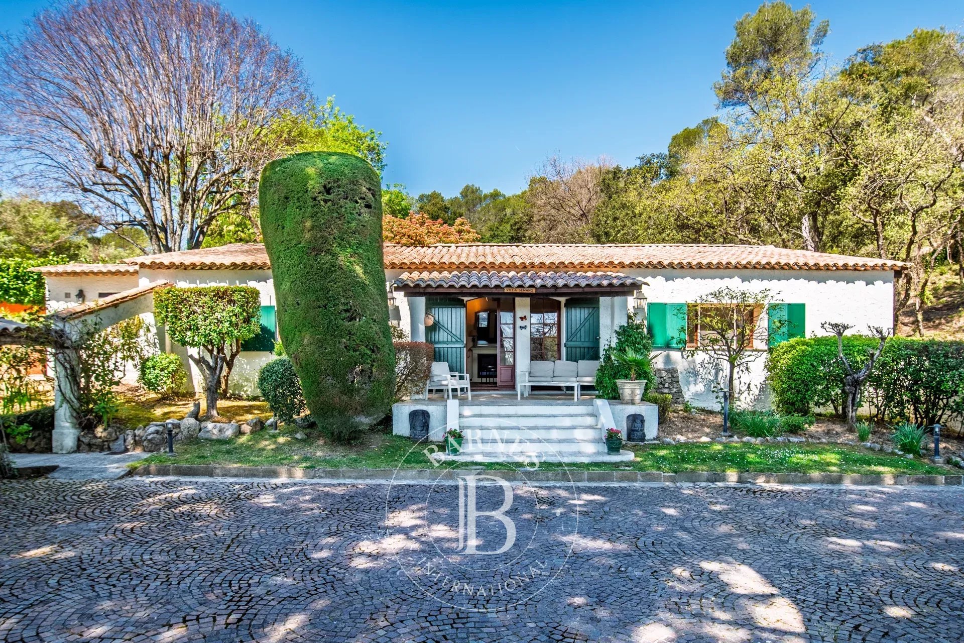 À quelques pas de Valbonne-  Propriété d’exception en domaine fermé, à proximité du golf, 2 maisons d’invités, piscine, calme absolu