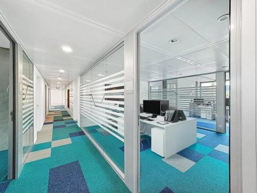 Bureaux spacieux à louer, emplacement stratégique proche de l'aéroport.