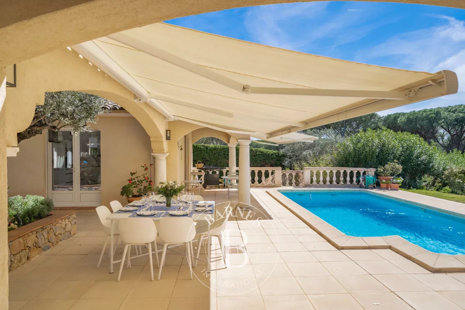 SAINT-RAPHAËL - VILLA DE STANDING DANS UN ENVIRONNEMENT PRÉSERVÉ
