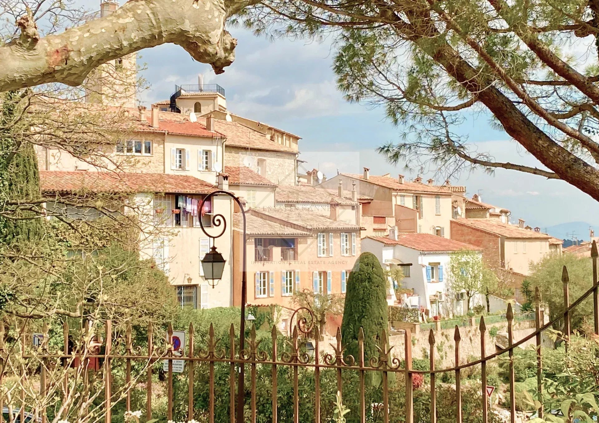 VILLA CONTEMPORAINE – EMPLACEMENT PRIME À MOUGINS