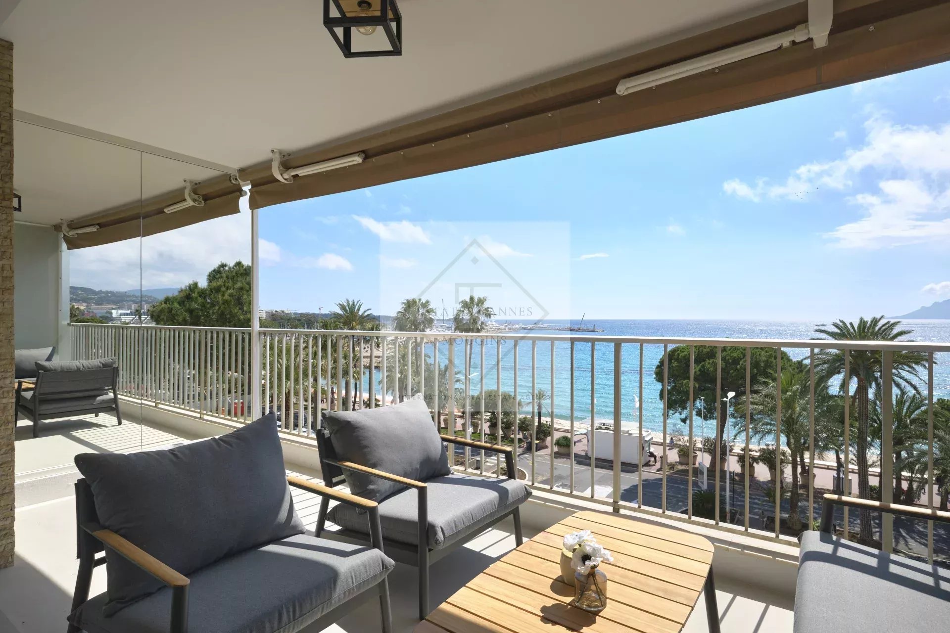Cannes Croisette – Superbe 3 pièces rénové avec vue panoramique sur la baie de Cannes !