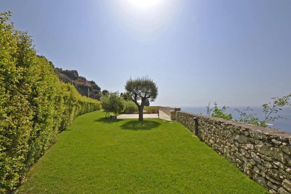 Cap d'Ail - Location - Villa moderne dans un domaine privé avec accès à la plage