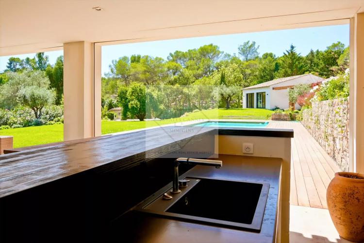 Villa neuve contemporaine de plain-pied dans un domaine de prestige à Mougins