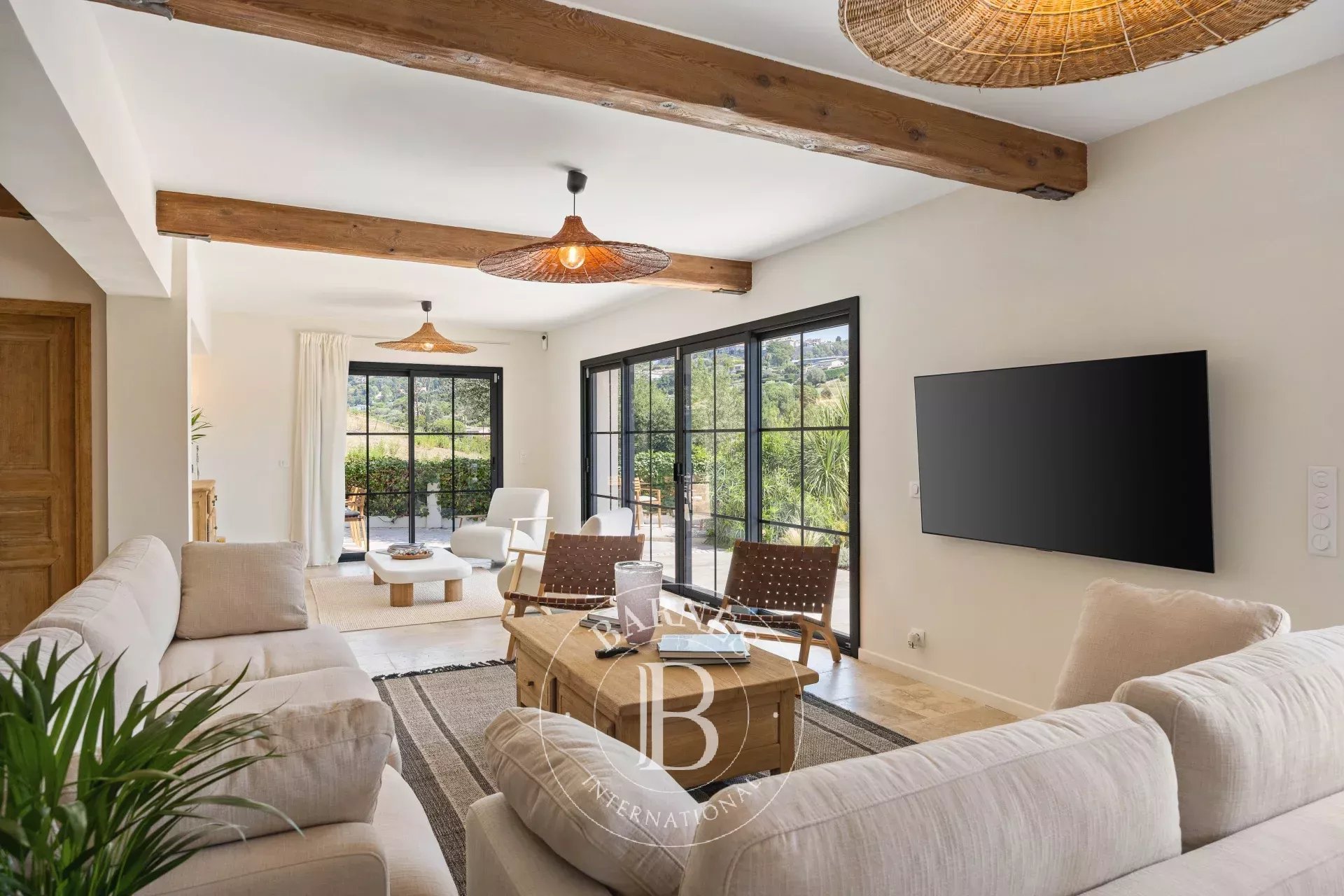 Élégante villa rénovée avec vue panoramique sur Saint-Paul de Vence