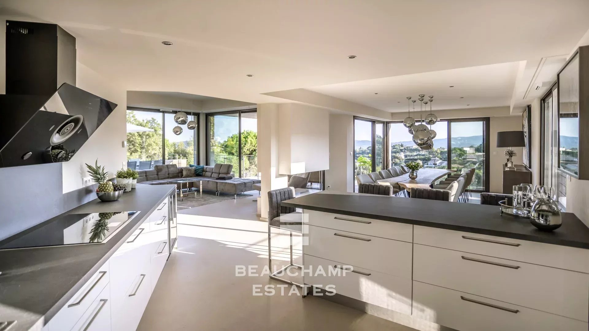 Villa d'exception avec vue mer dans le domaine privé de Beauvallon