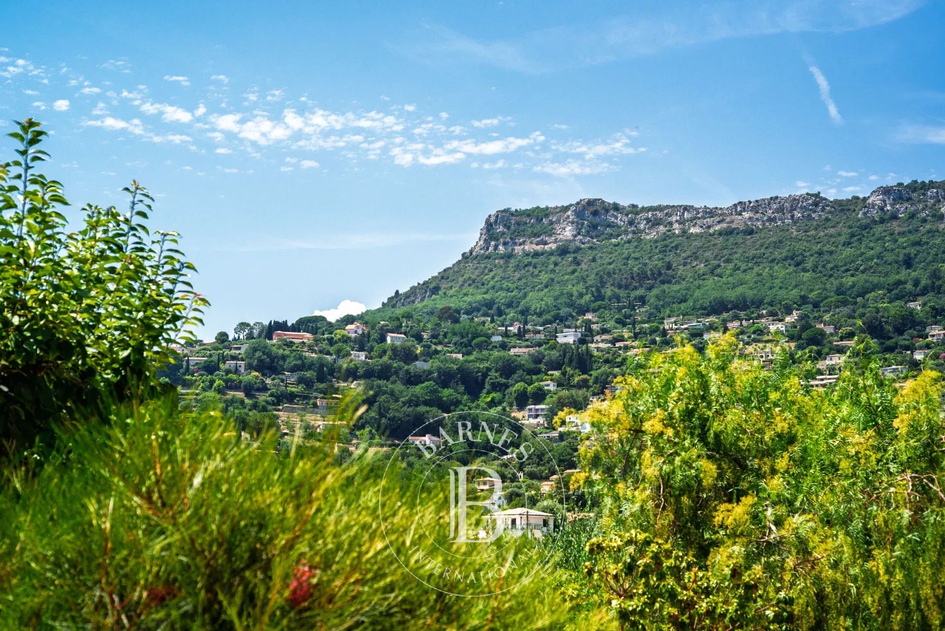 Vence – Villa au cœur d’un domaine fermé - 5 chambres - vue  village et collines