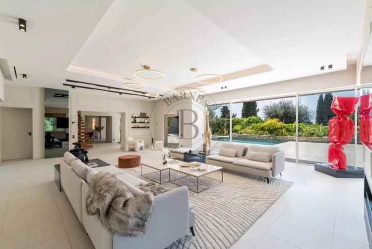 MOUGINS – VILLA RÉNOVÉE AU CALME AVEC VUE PANORAMIQUE – À PIED DES COMMERCES