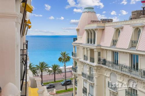 Nice Negresco : Studio dernier étage, vue mer latérale