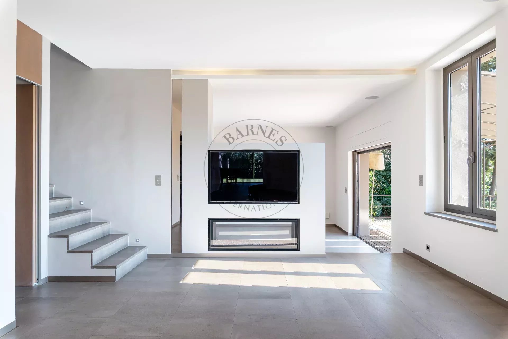MOUGINS – BASTIDE RÉNOVÉE – PROCHE GOLF ET ÉCOLES INTERNATIONALES