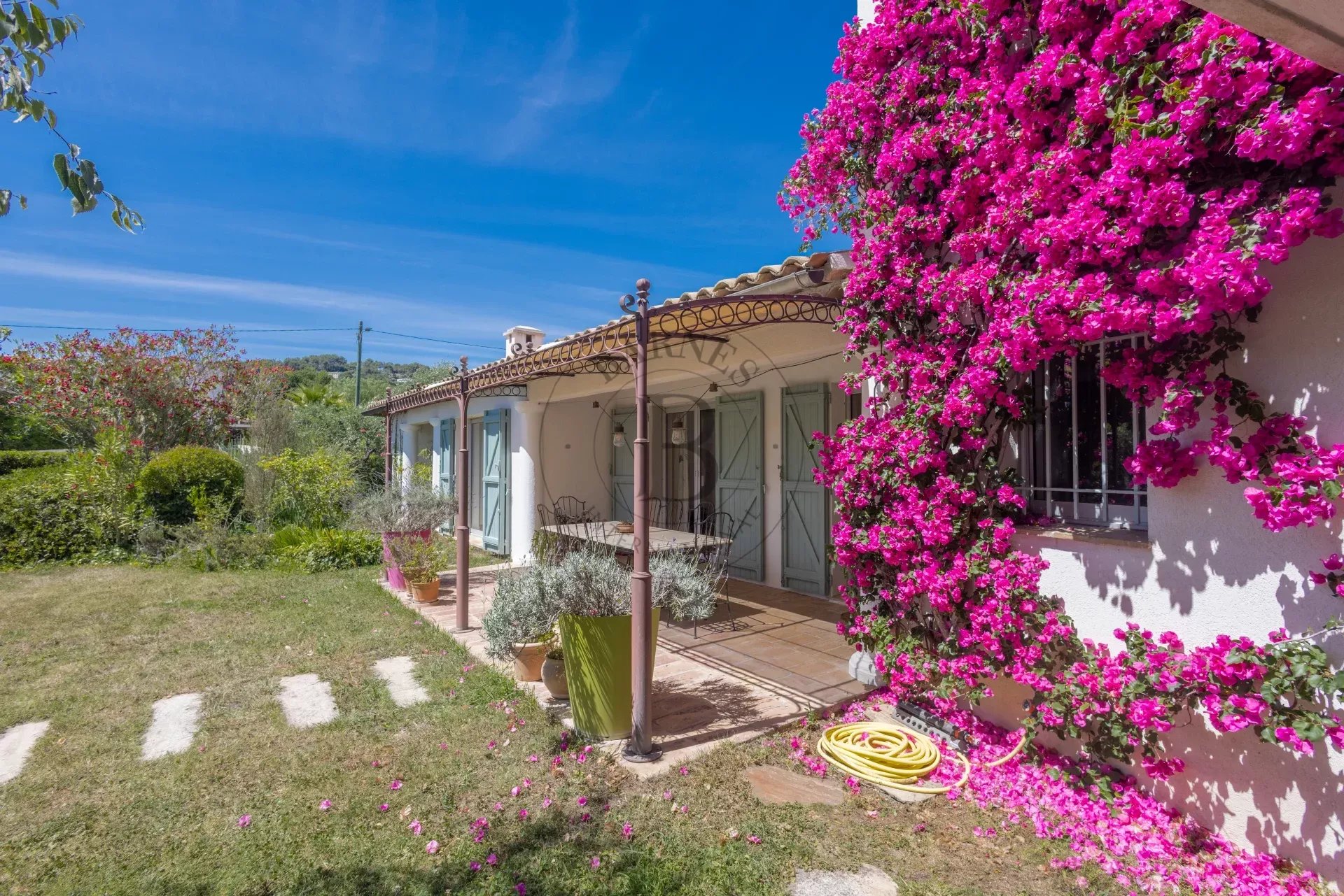 MOUGINS - VILLA AU CALME