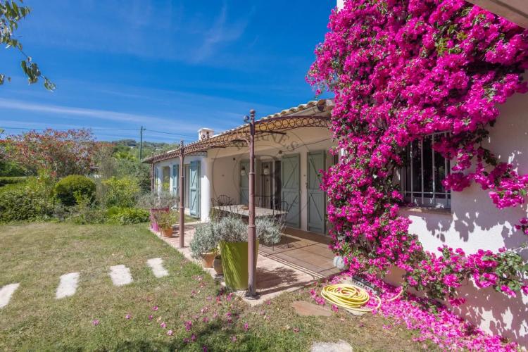MOUGINS - VILLA AU CALME