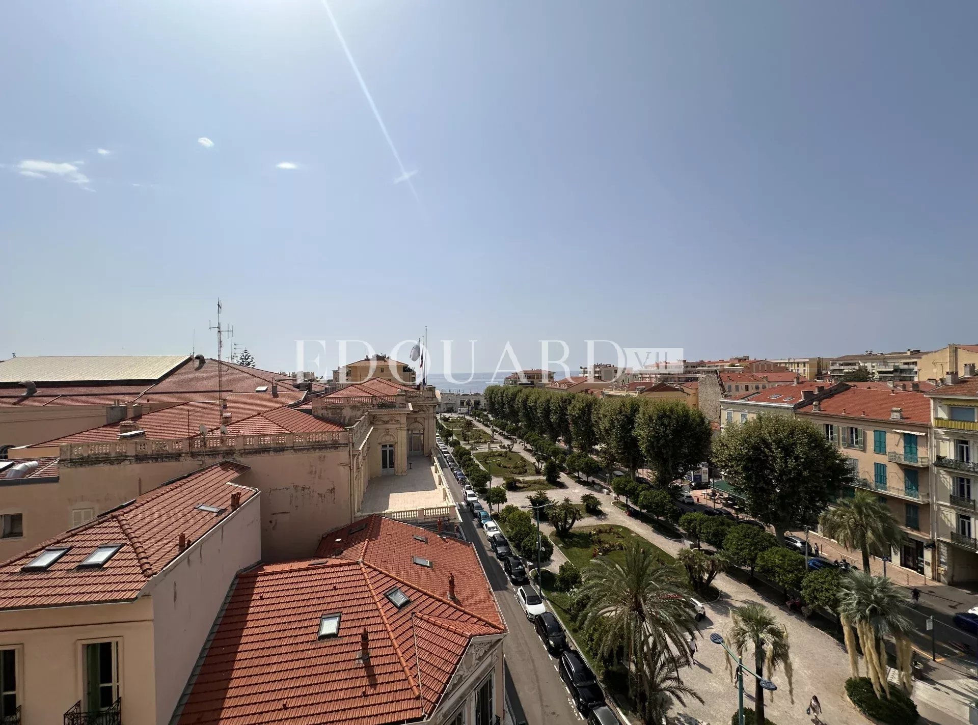 Vaste trois pièces à vendre avec belle vue sur la ville jusqu’à la mer, en plein centre de Menton
