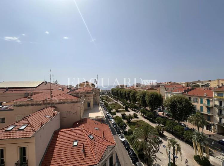 Vaste trois pièces à vendre avec belle vue sur la ville jusqu’à la mer, en plein centre de Menton