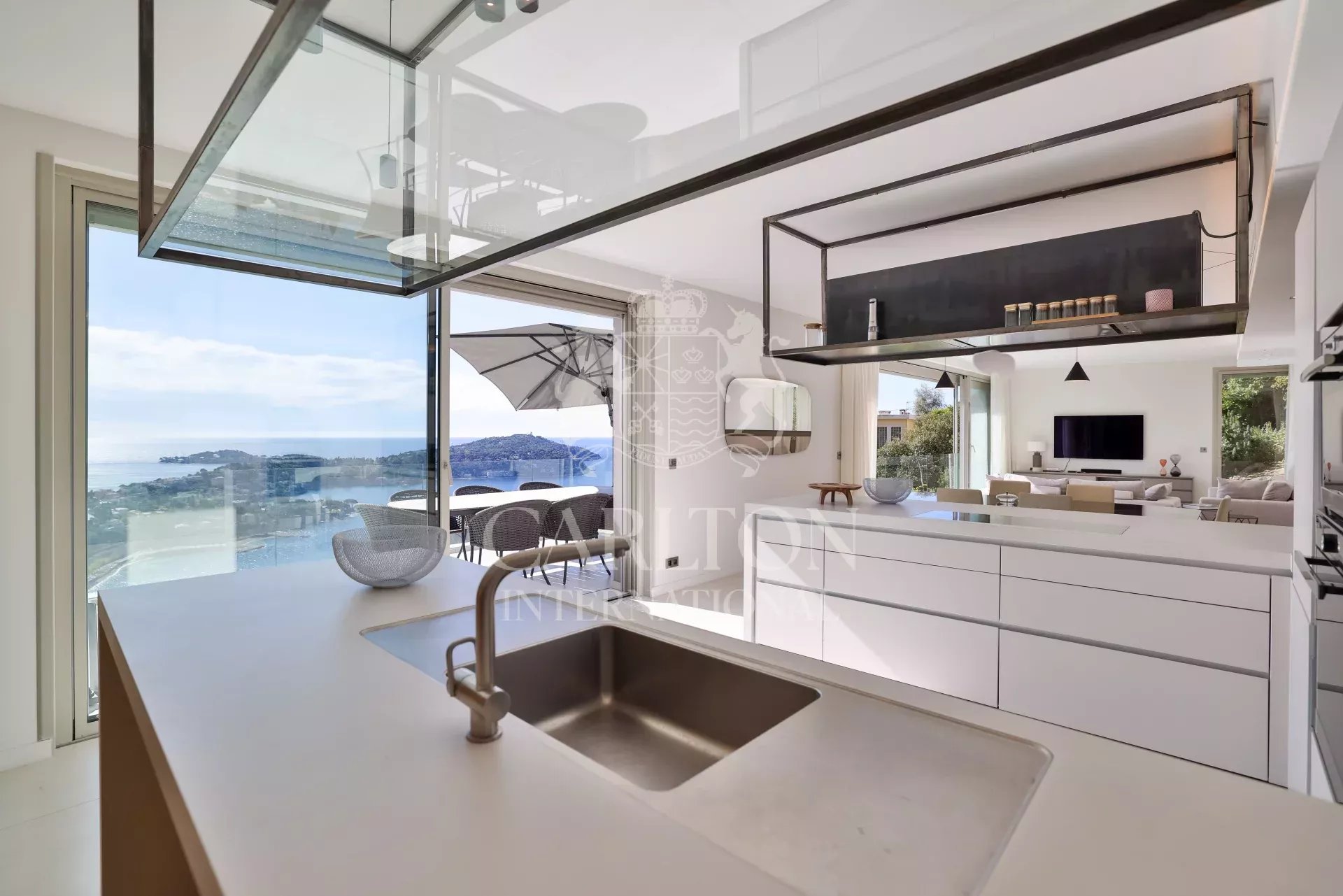 Prestigieuse villa contemporaine avec vue panoramique sur la mer